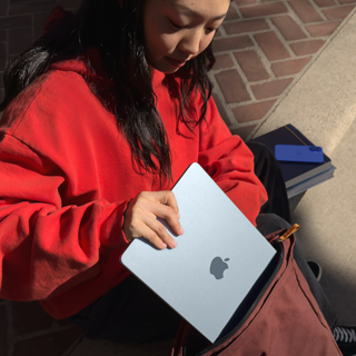 Estudante guarda o MacBook Air na mochila