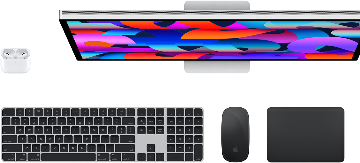 Imagem de cima de AirPods, Studio Display, Magic Keyboard, Magic Mouse e Magic Trackpad.