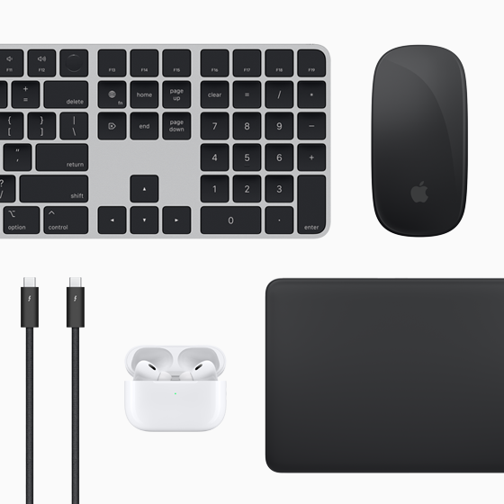 Vista de cima de acessórios para Mac: Magic Keyboard, Magic Mouse, Magic Trackpad, AirPods e cabos Thunderbolt